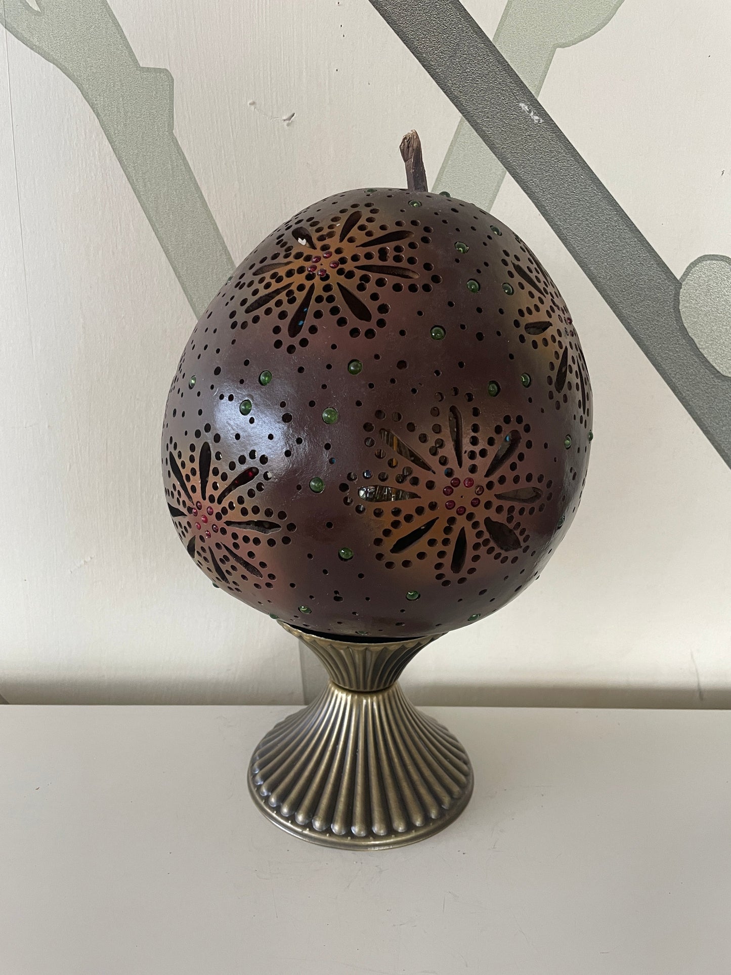 Lámpara artesanal de calabaza con diseño floral