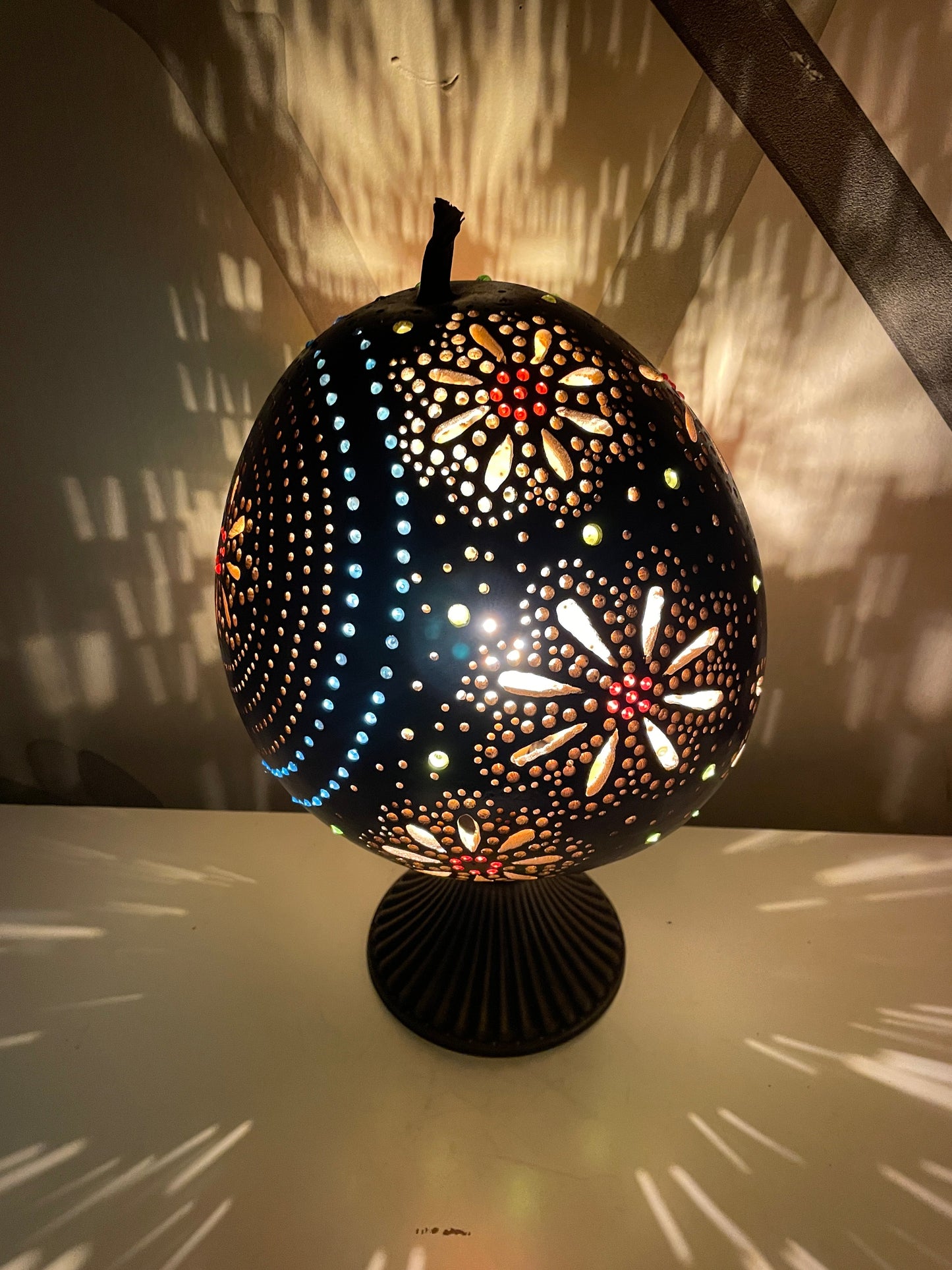 Lámpara artesanal de calabaza con diseño floral