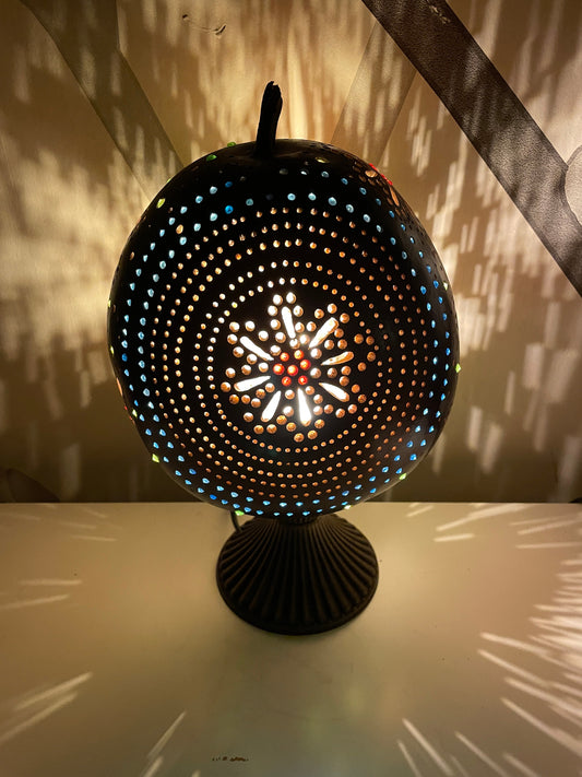 Lámpara artesanal de calabaza con diseño floral