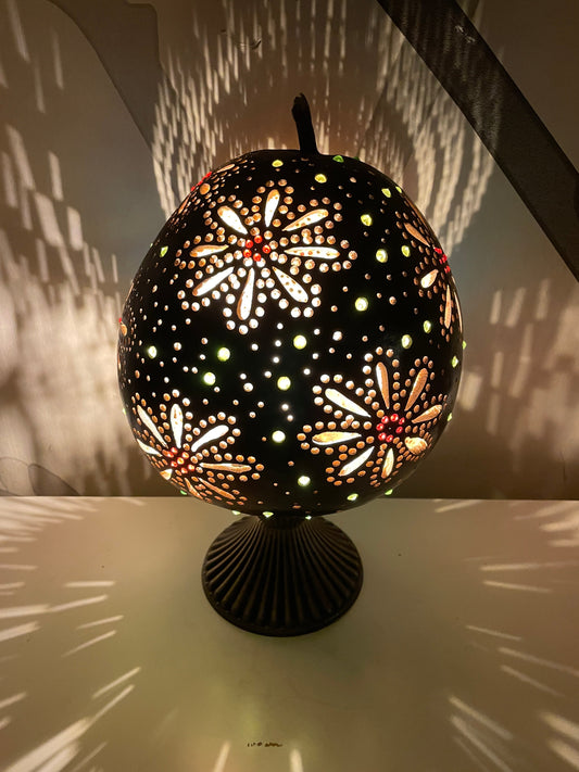 Lámpara artesanal de calabaza con diseño floral