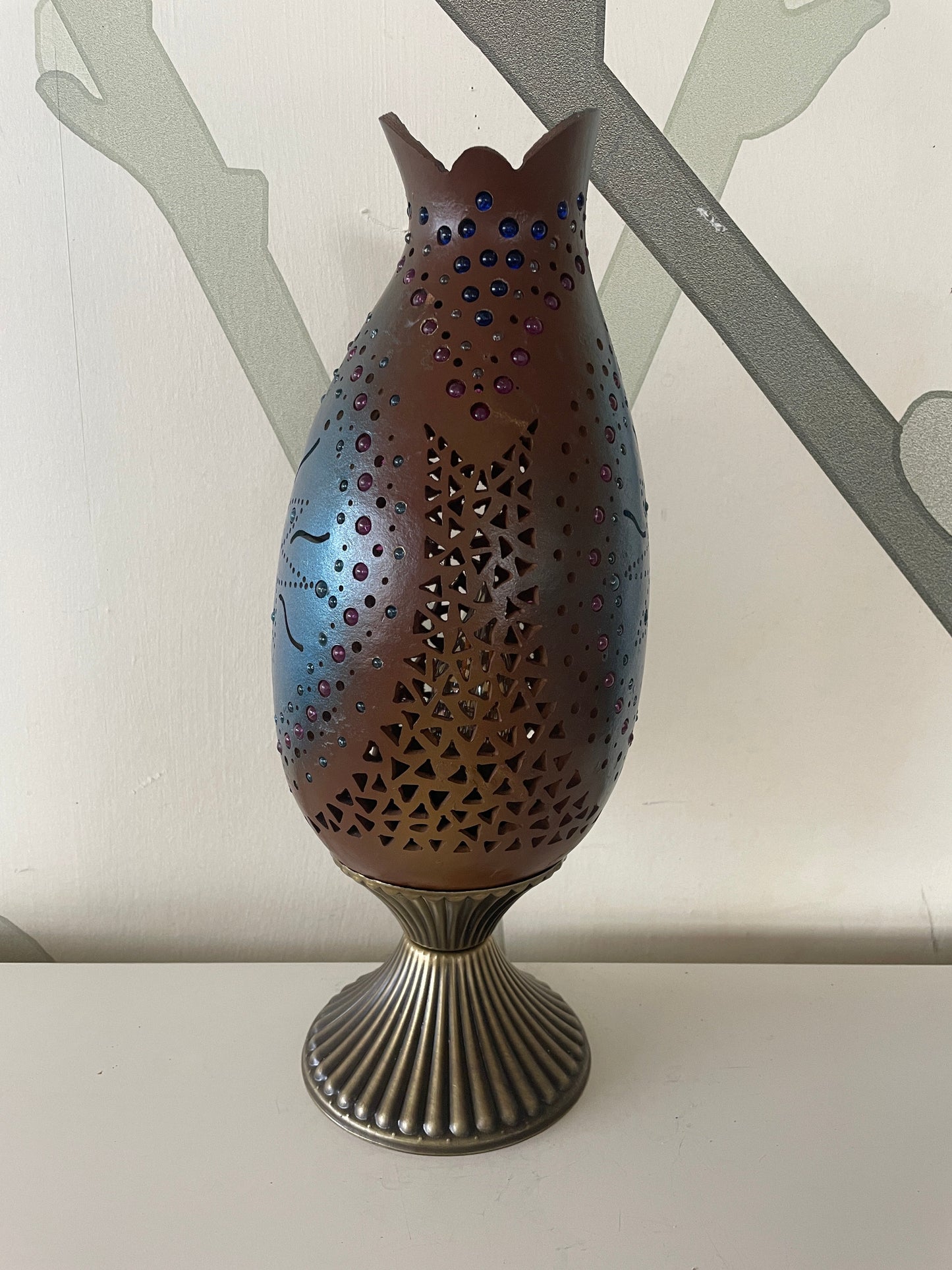 Lámpara artesanal de calabaza con temática solar