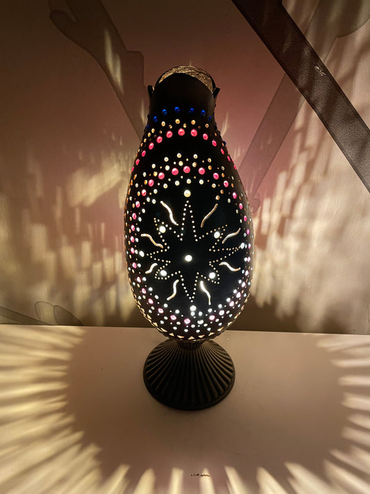 Lámpara artesanal de calabaza con temática solar
