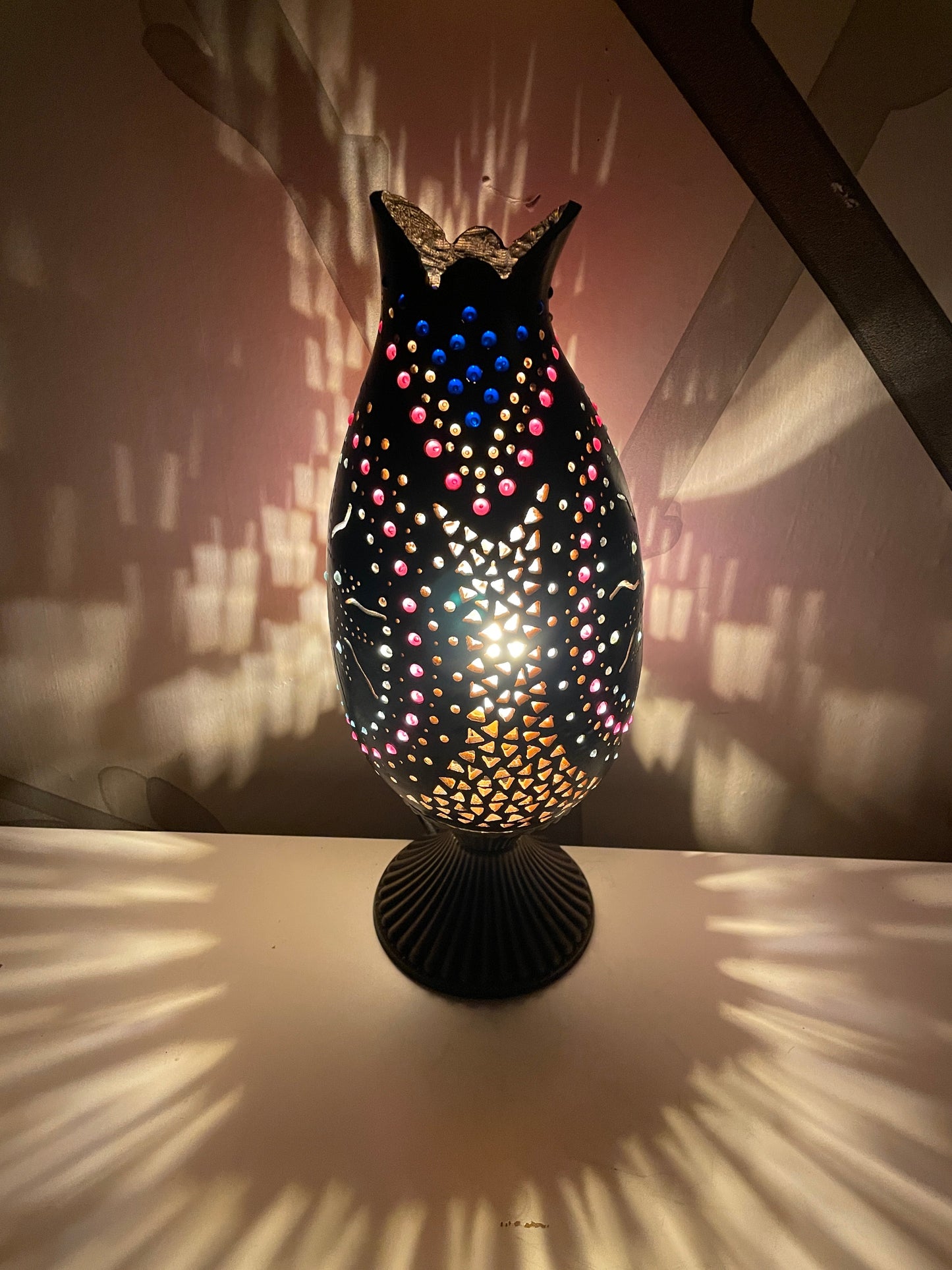 Lámpara artesanal de calabaza con temática solar