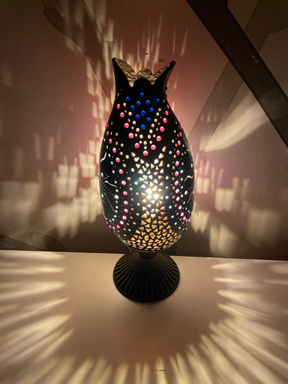 Lámpara artesanal de calabaza con temática solar