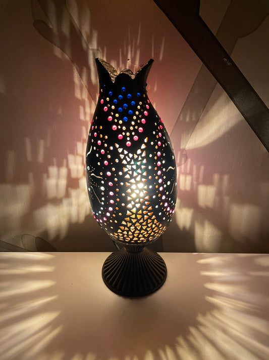 Lámpara artesanal de calabaza con temática solar